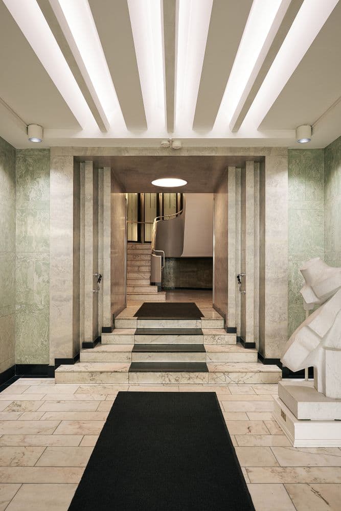 Med sine art deco-detaljer og plass på Byantikvarens gule liste er det et bygg med tydelig identitet.