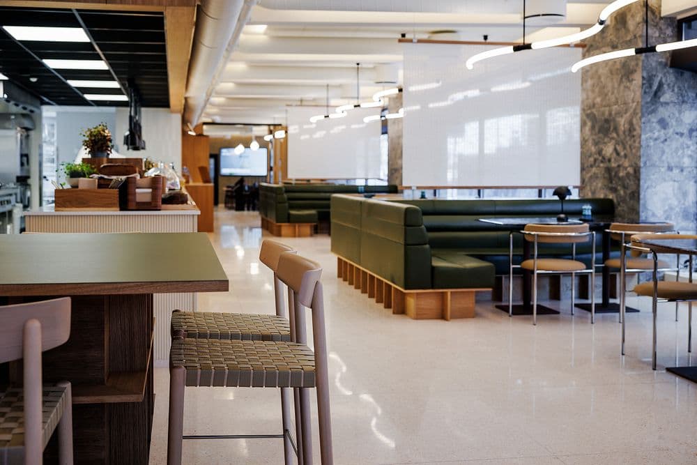 Et bilde av personalrestaurant med mye lys